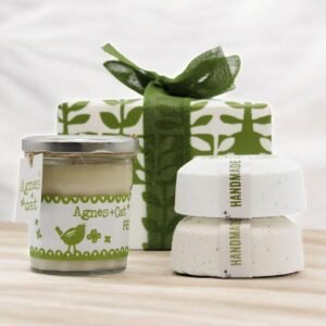 Illatgyertya és fürdő fizzerek díszcsomagolásban - rebarbara, fehér füge és bogyók